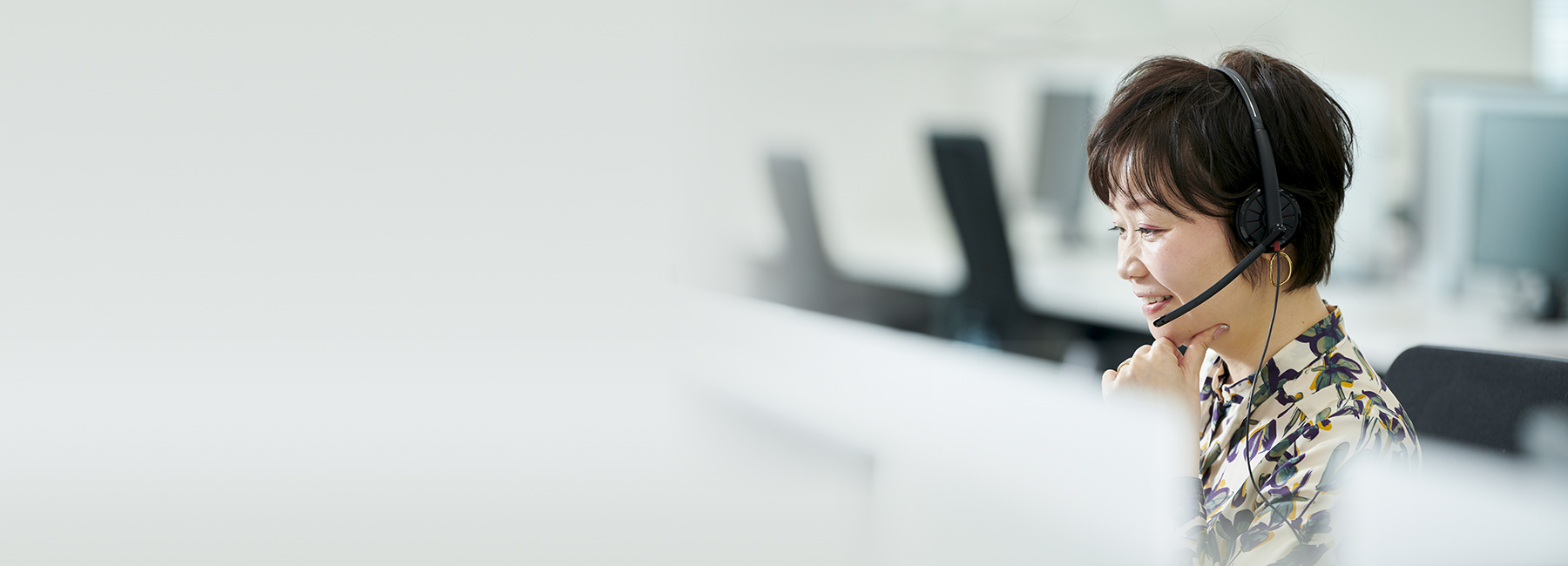 Asian woman with headset, Insurance Software & BPS | DXC Technology